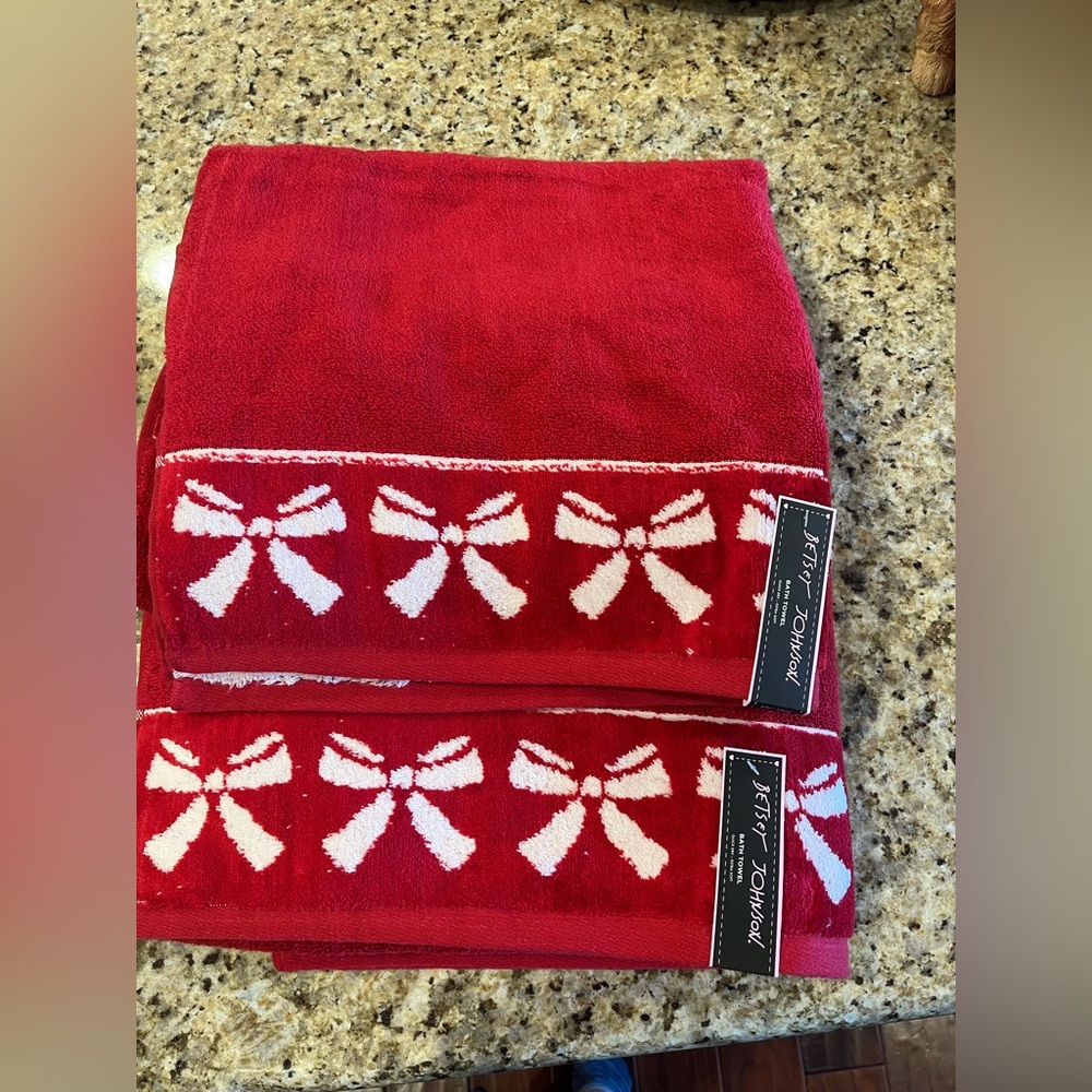 Set of 2 Christmas Valentines Betsey Johnson Red and White Bow Bath Towel Set